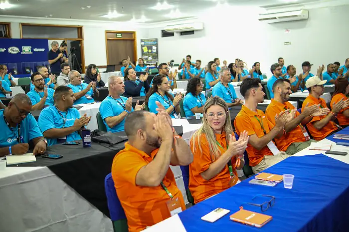 Participantes aplaudindo durante a imersão