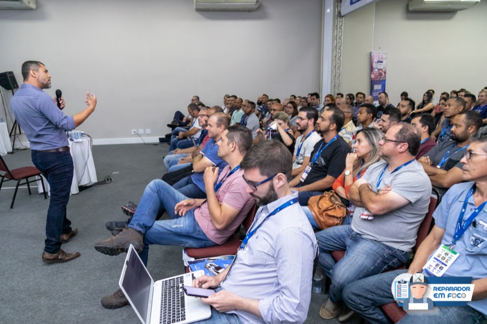 Donos de oficina acompanhando a palestra com o material do evento