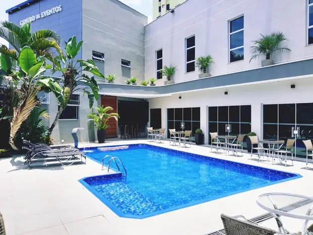 Área de convivência e piscina do Hotel Serra Jundiaí