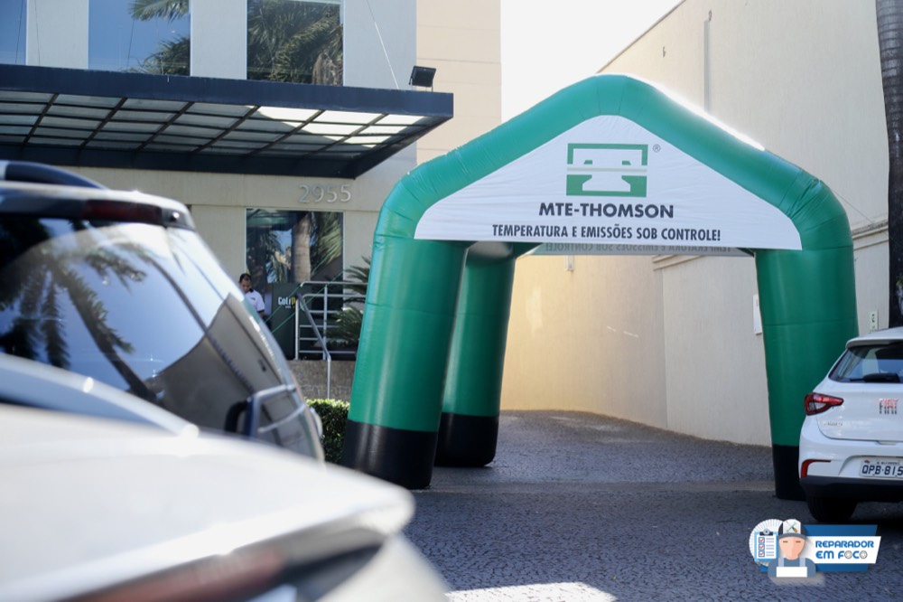 Entrada do evento com ativação de marca parceira