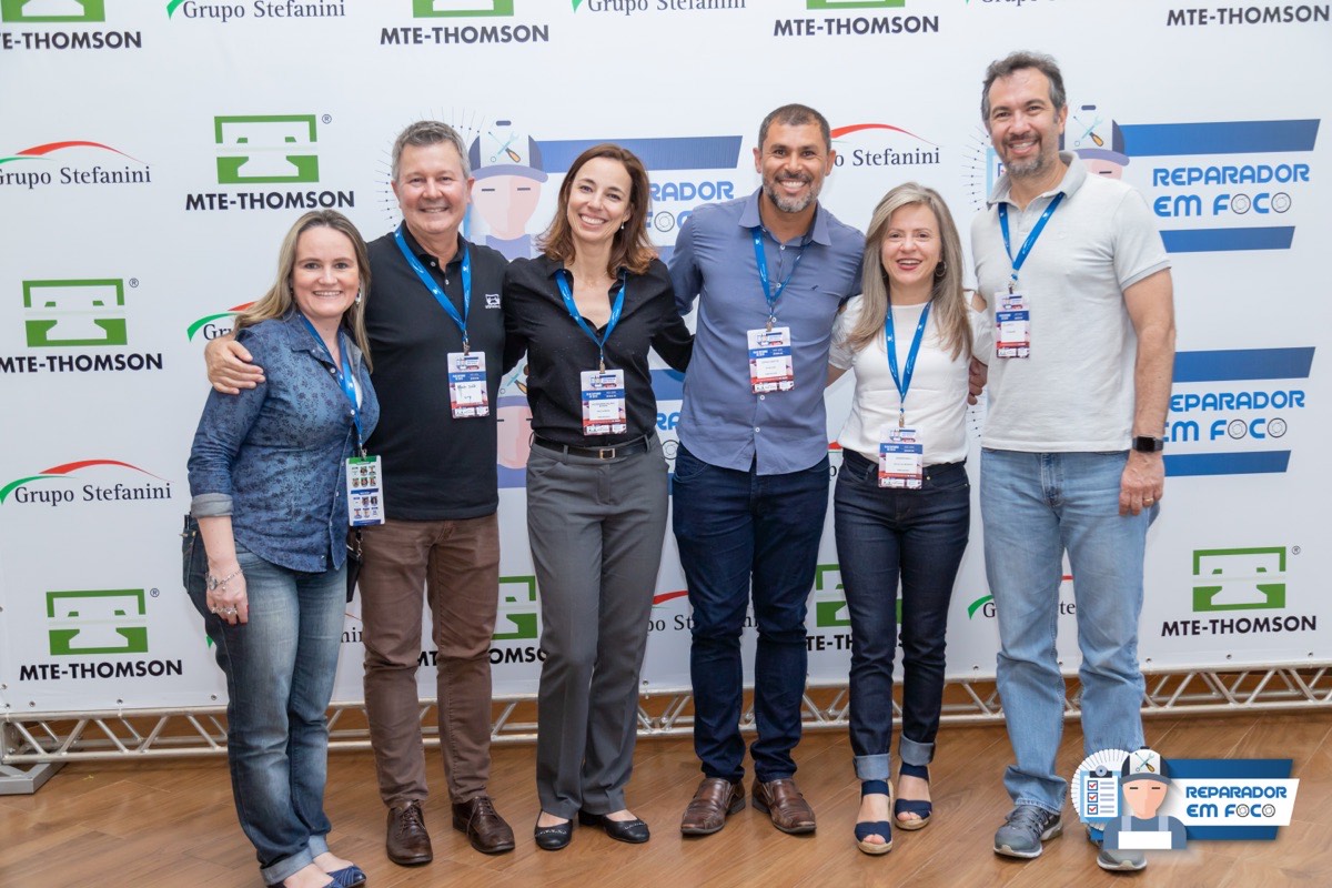 Participantes posando no painel de fotos do evento