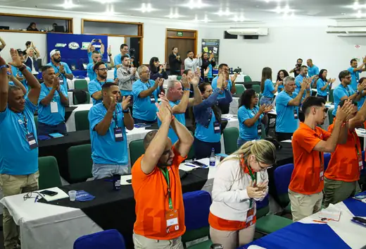 Plateia da quarta edição do EAM aplaudindo de pé